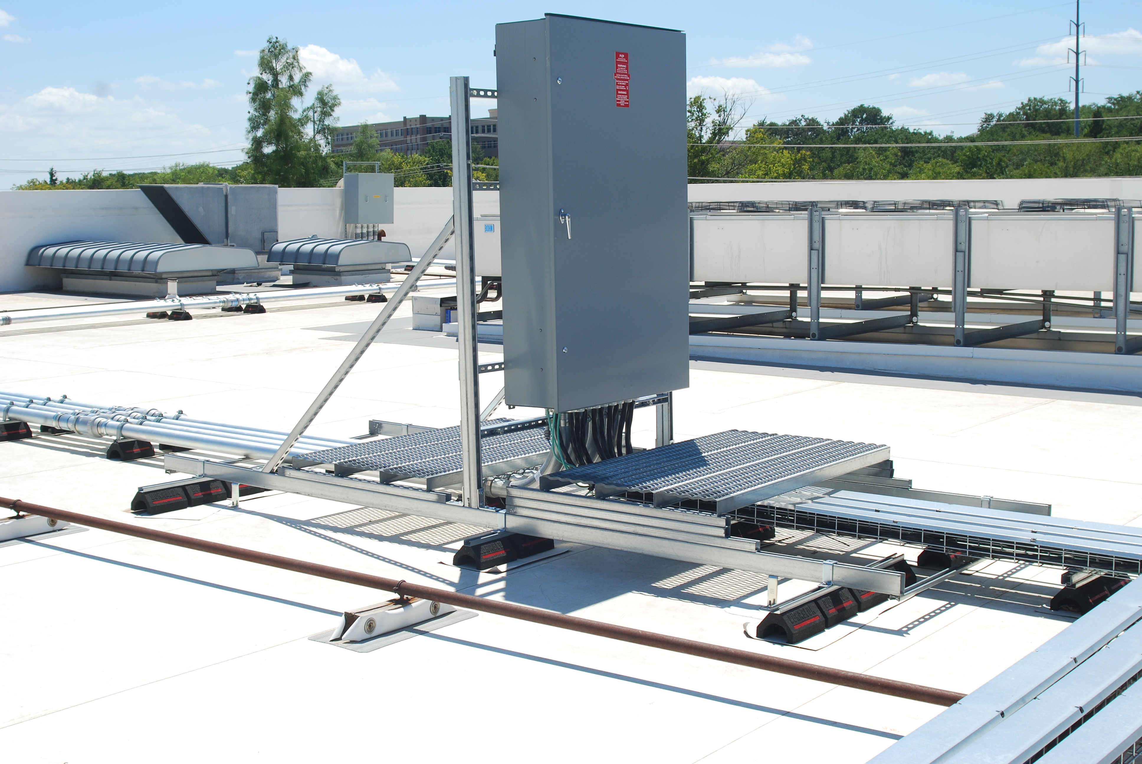 Heavy mechanical equipment secured on a roof